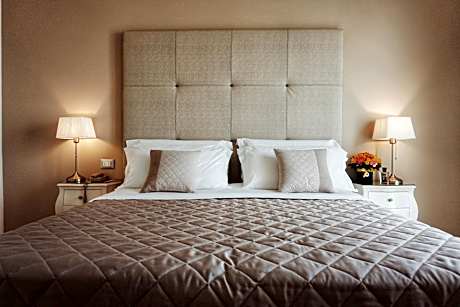 Superior Double or Twin Room with Partial Sea View