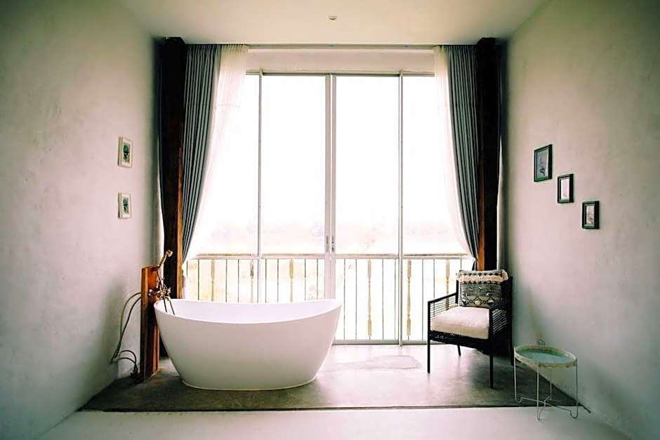 White Wall Riverfront Hotel