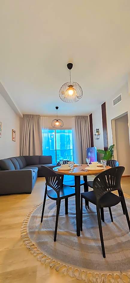 Spacious Apartment Marina View