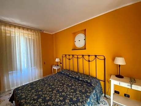 Deluxe Double Room with Side Sea View