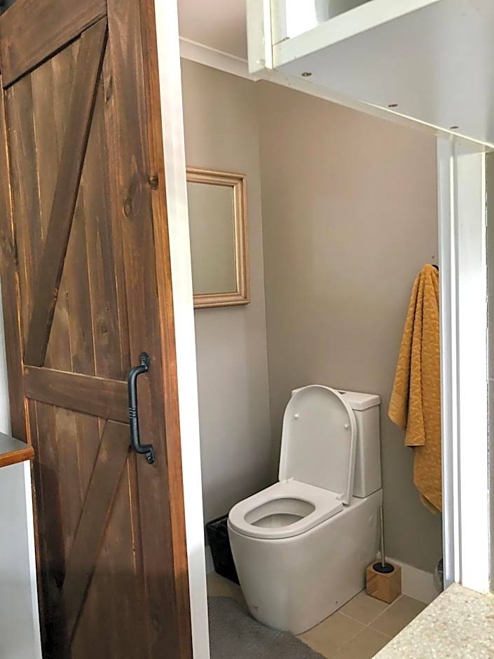 Chanticleer Gardens Barn cottage with a Pool