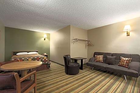 Queen Suite - Non-Smoking