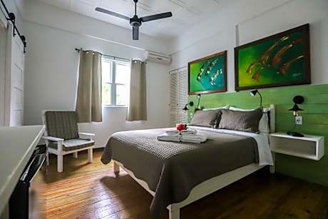 Double room-Ensuite with Shower-Courtyard view-Glover