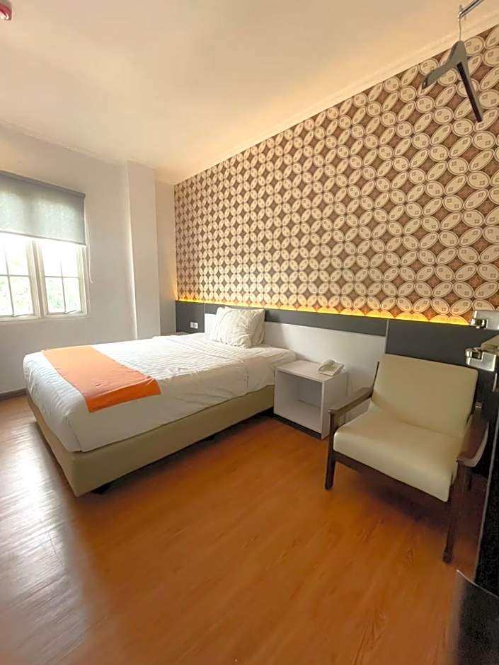 Front One Boutique Tugu Muda Semarang