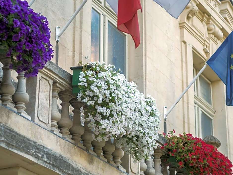 KYRIAD ORANGE Centre Ville - HOTEL RESTAURANT BAR - Galerie d'Art des Princes - Provence Alpes Côte d'Azur - France - Proche A7-A9 - exit21- Châteauneuf-du-Pape Avignon Bollene Nimes Valence - 24h-24h