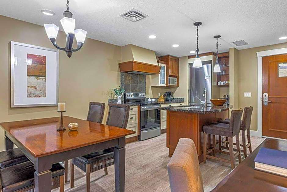 Gorgeous Mountain Condo - Hot Tub & Pool managed by Little Sister Getaways