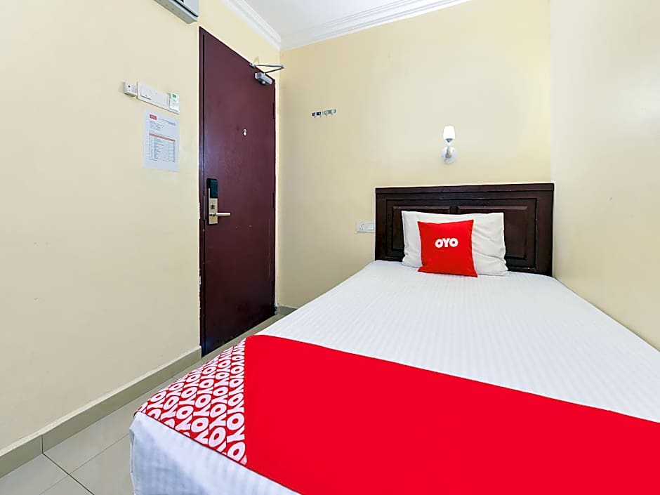 Super OYO 90562 J Hotel PJ
