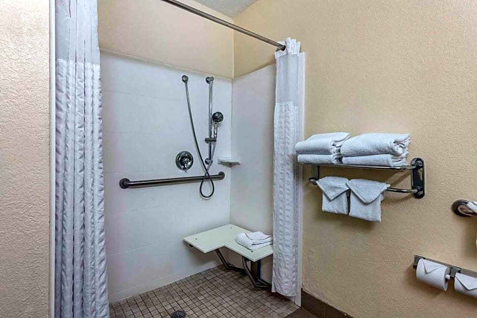 Comfort Suites Maingate East