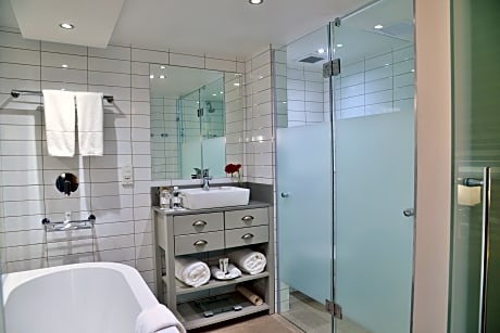 Captains Suite King with Shower and Bath