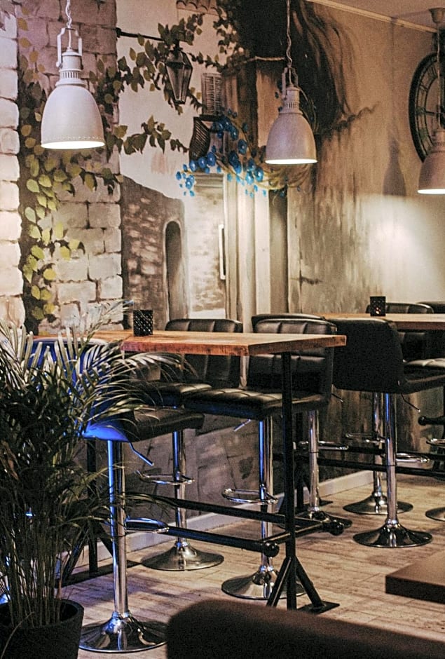 Rynek 14 - Pokoje hotelowe - Cafe&Restaurant - Parking - OrangeTV