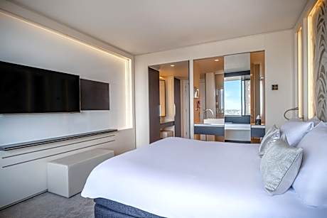 Deluxe Panorama Corner Room with Lounge Access