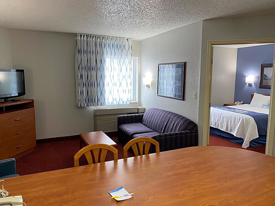 Days Inn & Suites by Wyndham Green Bay WI