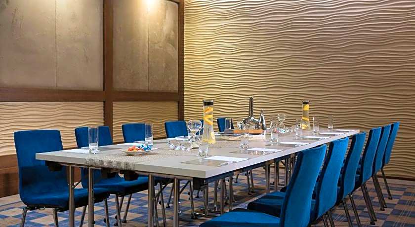 Renaissance by Marriott Izmir Hotel