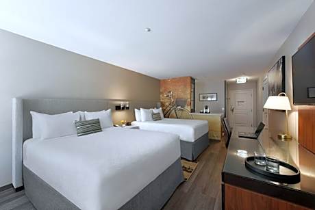 Standard Queen Room with Two Queen Beds and Roll-In Shower - Mobility Access
