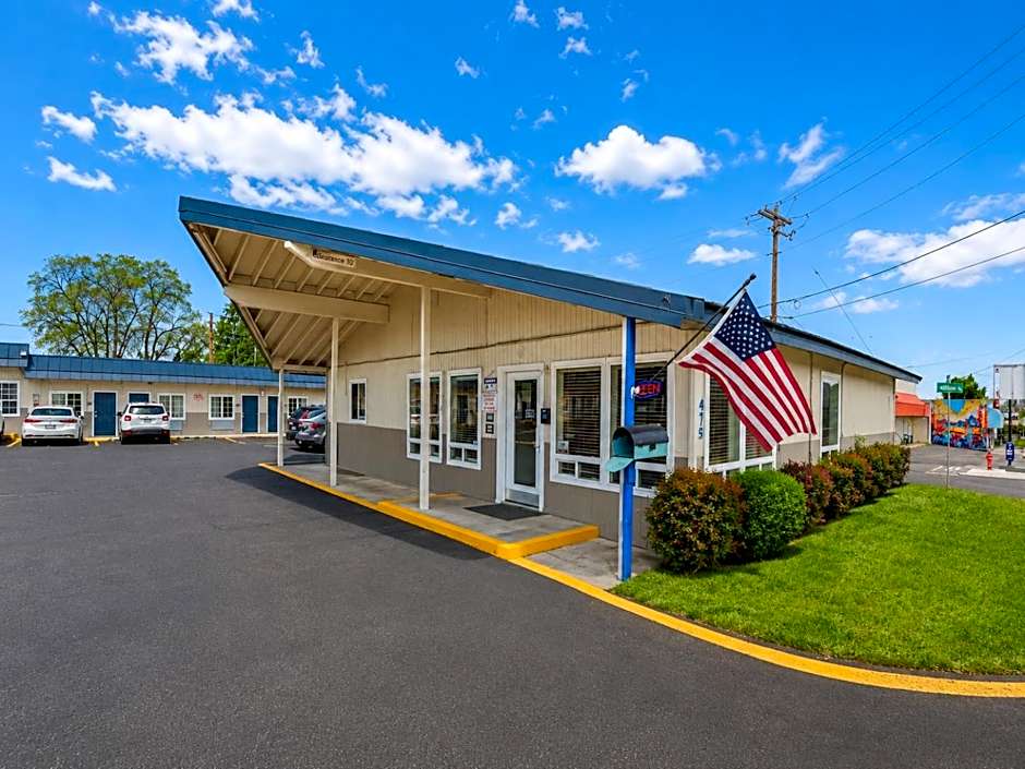 Royal Gateway Motel by OYO
