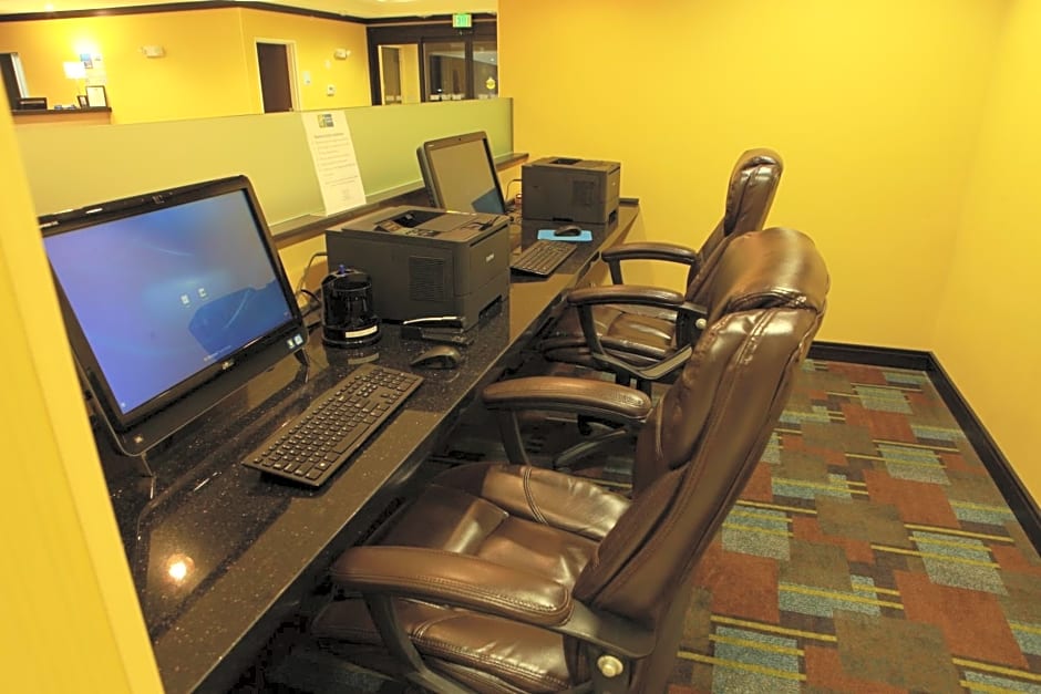 Holiday Inn Express and Suites Detroit North-Troy By IHG