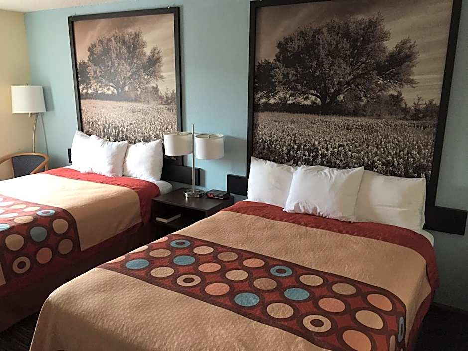 Super 8 by Wyndham College Station
