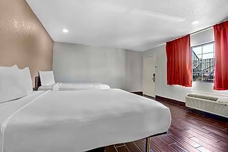 3 Queen Beds | Non-Smoking