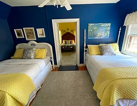Two-Bedroom Queen Suite with Two Queen Beds