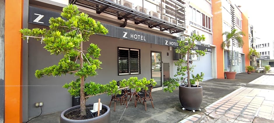 Z Hotel Ara Damansara, LRT, Mall, Airport