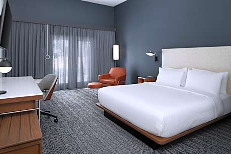 King Room with Roll-In Shower - Mobility Access/Hearing Accessible