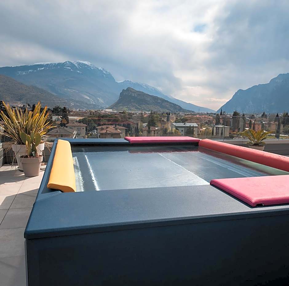 HOODY ACTIVE & HAPPINESS HOTEL