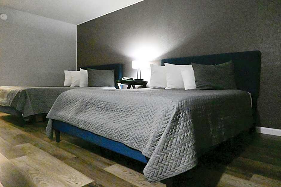 R Nite Star Inn and Suites -Home of the Cowboys & Rangers