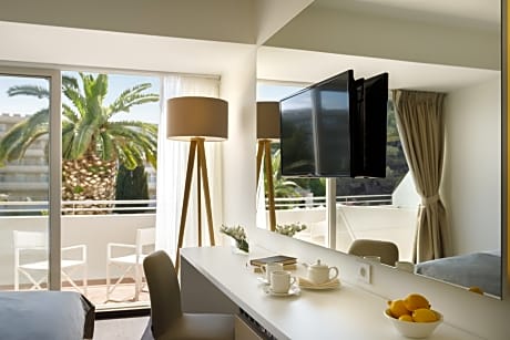 suite with sea view and balcony