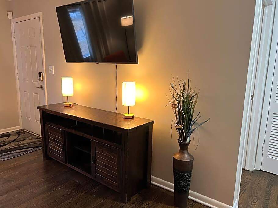 Modern & Cozy 2 bedroom home near downtown Shawnee