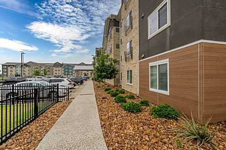 Soka Suites Dallas - Las Colinas