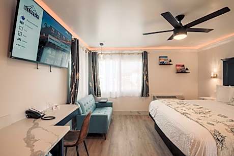 Deluxe King Suite - Non-Smoking, No Pets