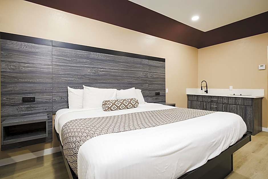 Sapphire Inn & Suites