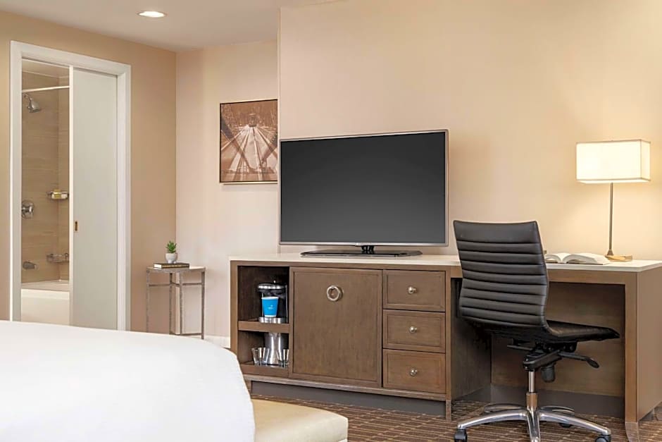 Hilton New Orleans/St. Charles Ave. French Quarter Area