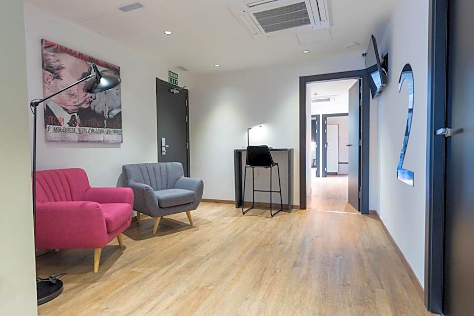 Airhostel Barcelona Airport 24h