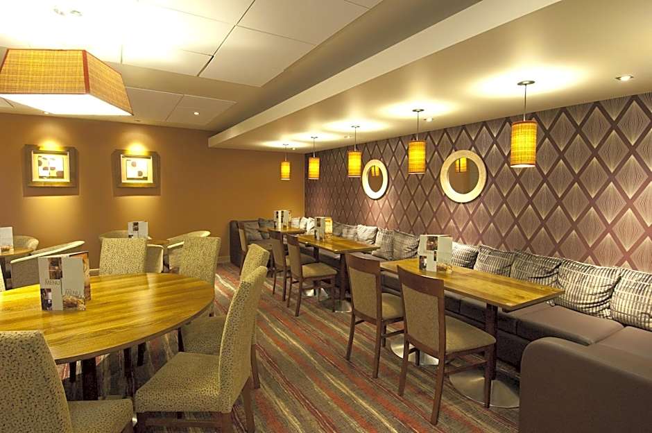 Premier Inn London Heathrow Airport T2 & T3 - Bath Road