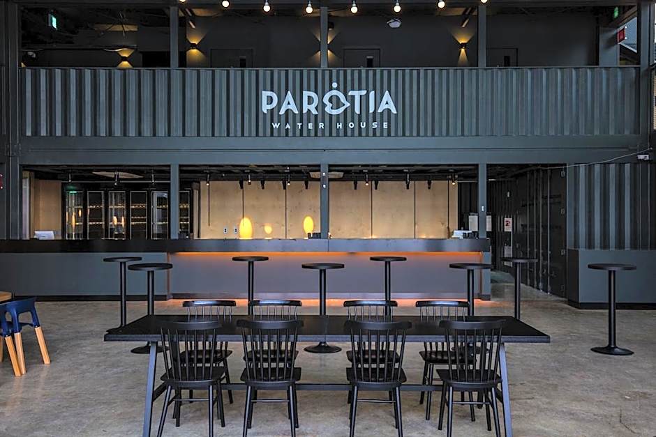 Parotia waterhouse hotel