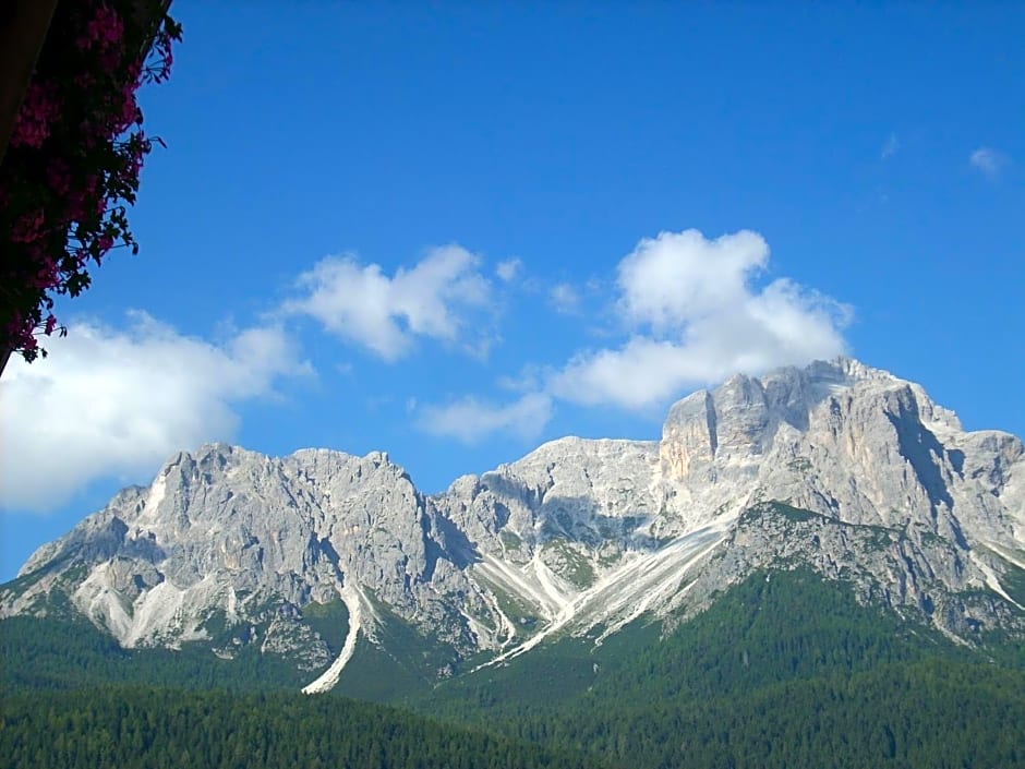 HOTEL DOLOMITI di De Martin D Oscar