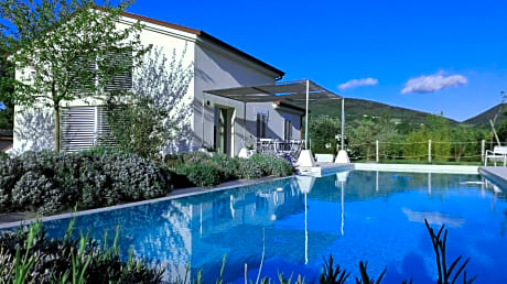 Hillside Villa with Swimming Pool and Jacuzzi - Frasassi Caves