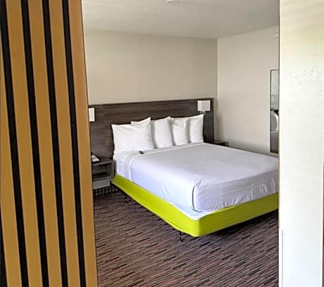 Suite-1 Queen Bed NonSmoking 2 Rooms Sofabed Living Area Microwave Fridge WiFi ContinentalBreakfast