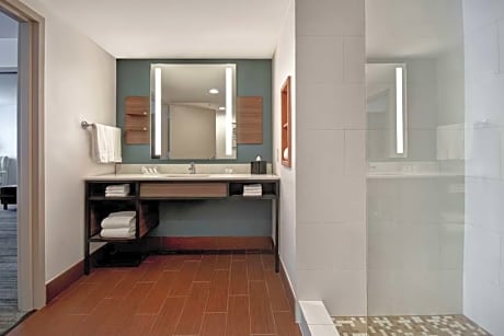 Premium 1 King 1 Bdrm Suite-Separate Living