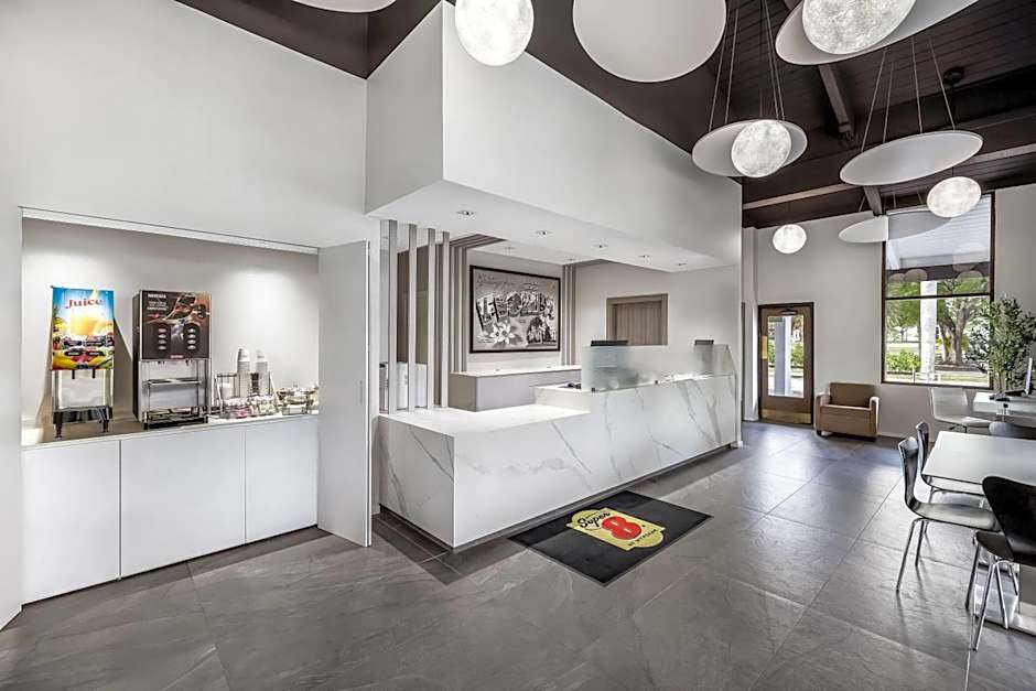 Super 8 by Wyndham Riviera Beach West Palm Beach