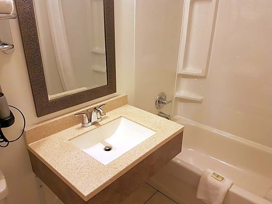 Parkway Motel & European Lodges