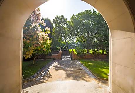 Wellington Hotel by Blue Orchid