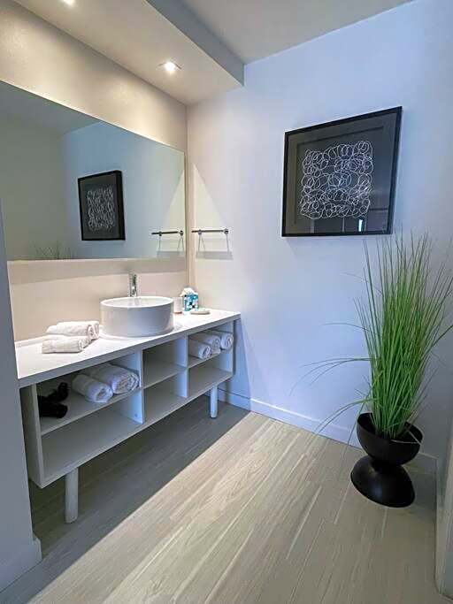 Newly Room in cozy hotel with Super location to the Parks