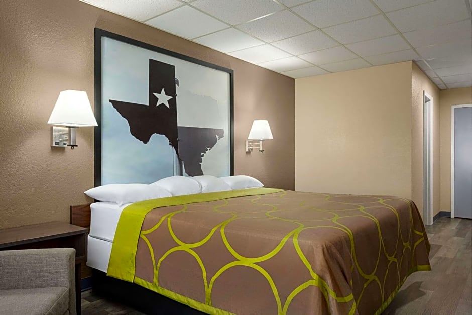 Super 8 by Wyndham Gainesville TX