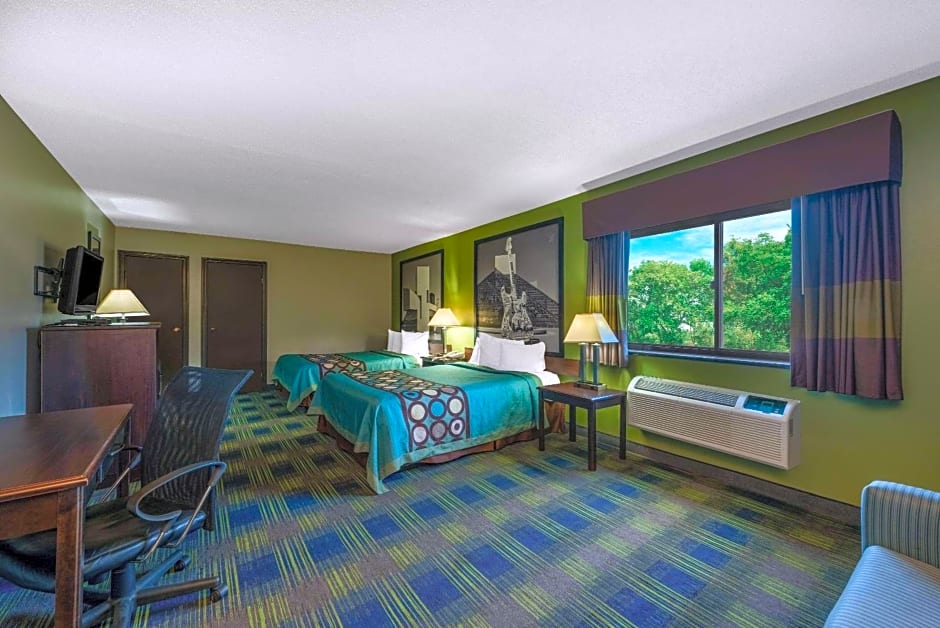 Super 8 by Wyndham Cleveland