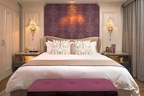 Superior King Room City View