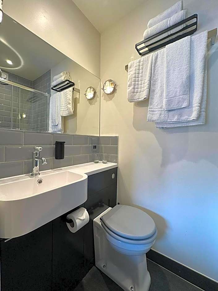 Rooms Above Sugar Boat