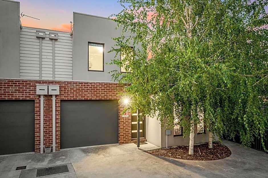 Sovereign Hill Close -private, peaceful, modern