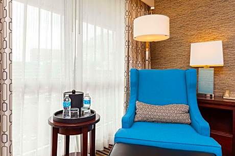 King Room with Roll-in Shower - Accessible